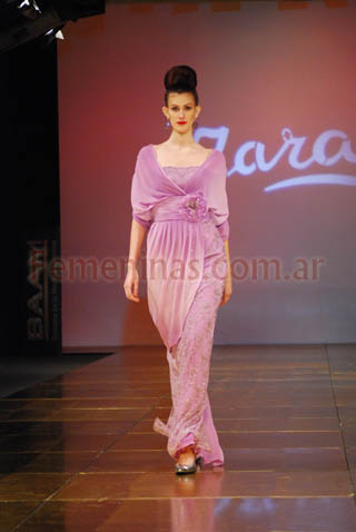 Vestido lila bordado con sobrevestido gasa